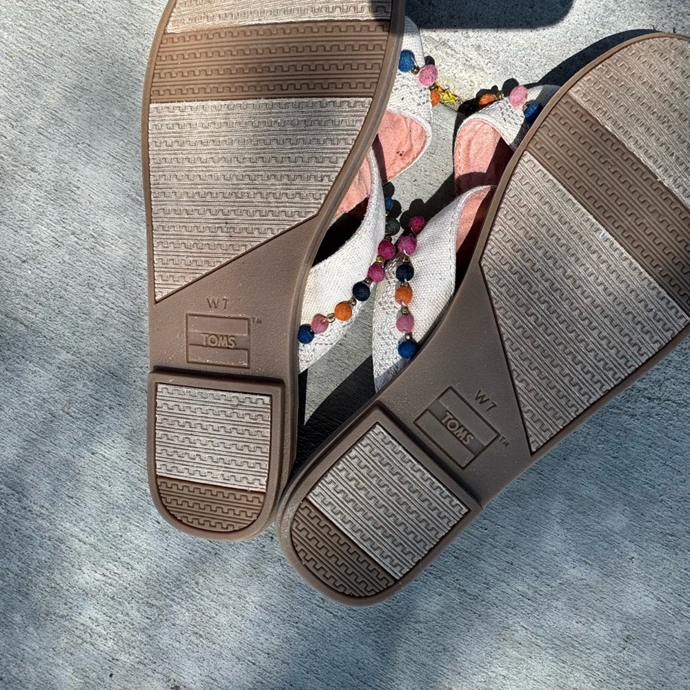 TOMS Women’s Size 7 Beaded Slide Sandals Boho Multicolor Pom Detail - Picture 4 of 4